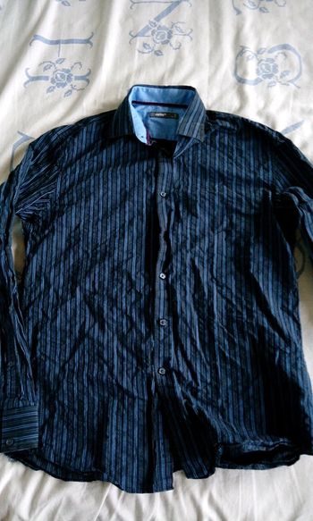 Chemise bleue à fines rayures