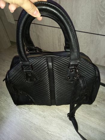 sac à main noir avec bandoulière amovible