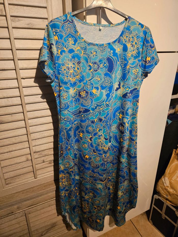 Robe longue en dessous du genou courte manche ton bleu taille M