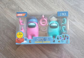 Among us figurines x 2