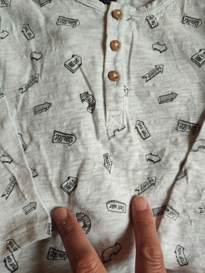 Lot tenue Jean TAO+ t-shirt manches longues et sweat zippé à capuche Kiabi en 18M - photo numéro 7