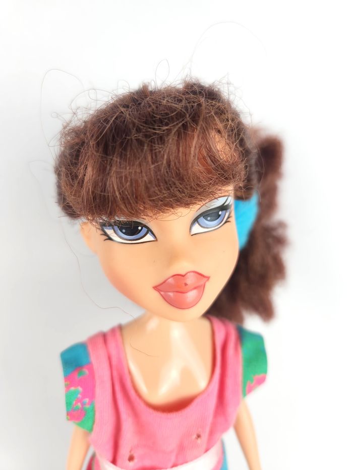 Poupée Bratz Vintage - Robe Rose/Vert Motif NÉON - Bottes Noires - Attache Bleue - photo numéro 2