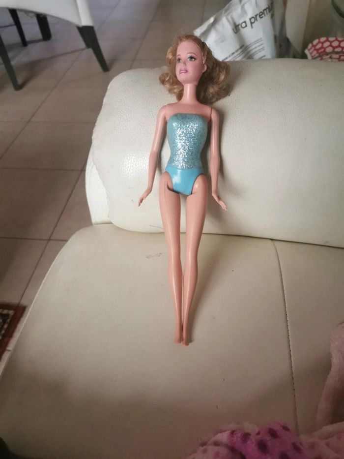 Poupée Barbie blonde