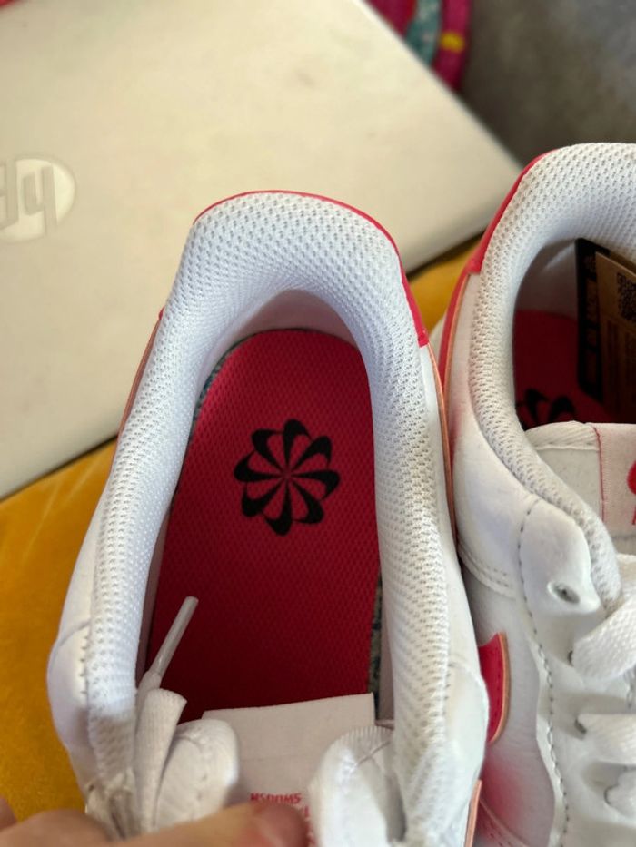 Baskets Nike air Force blanches/rose fluo - photo numéro 3