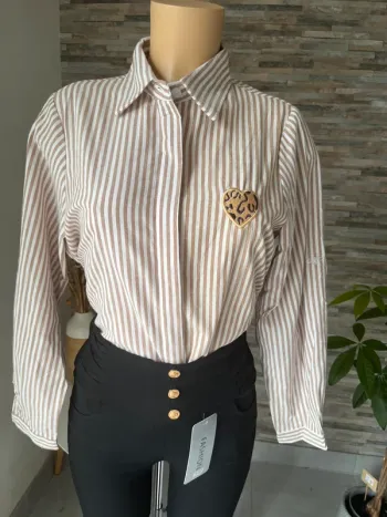 Chemise camel et cœur brodé