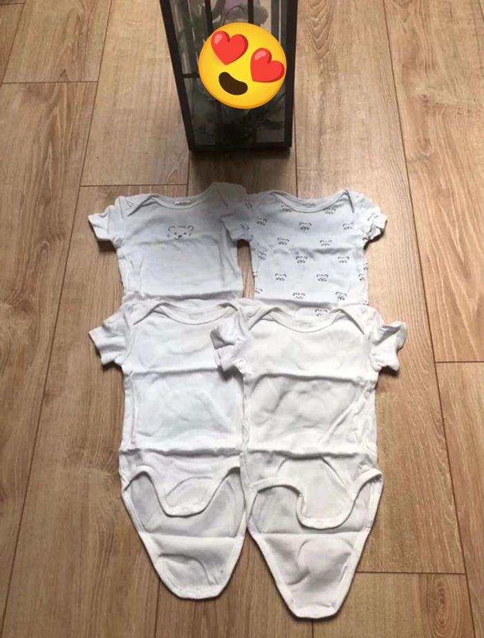 Lot 4 bodies MC 9mois Primark