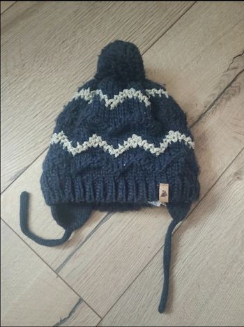 Bonnet en laine avec pompon liserai d'aspect doré