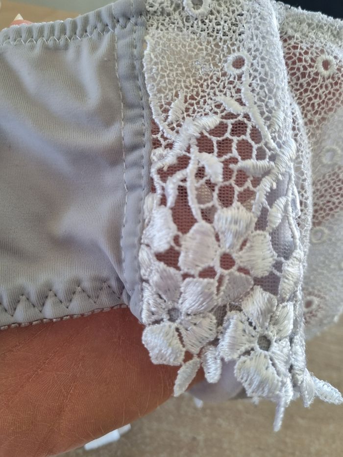 Soutien  gorge gris et blanc - photo numéro 3