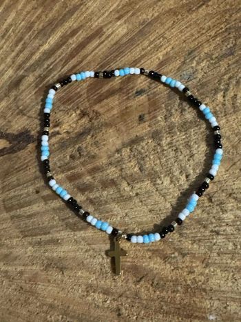 Bracelet réglable élastique perles bleues blanches noires petite croît