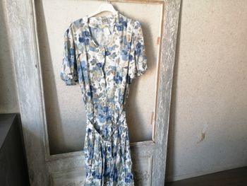 Robe fleurie motifs, et couleur bleu ciel blanc, beige