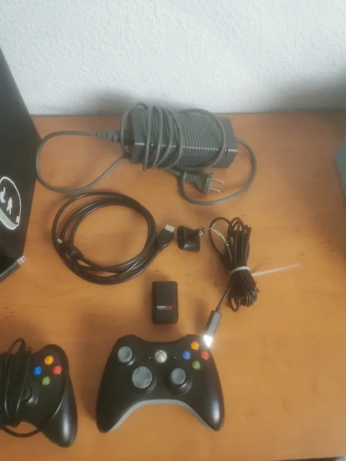 Xbox360 +2 manettes +kinect - photo numéro 2