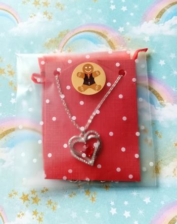 Collier pendentif rouge à offrir