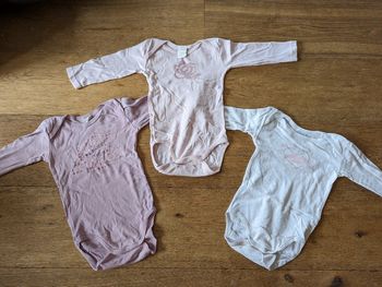 Lot 3 bodies absorba 18 mois