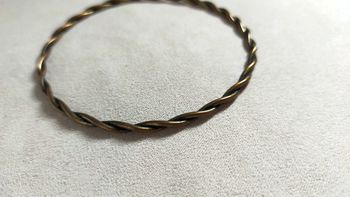 Bracelet rigide torsadé – Collection Sable & Ébène