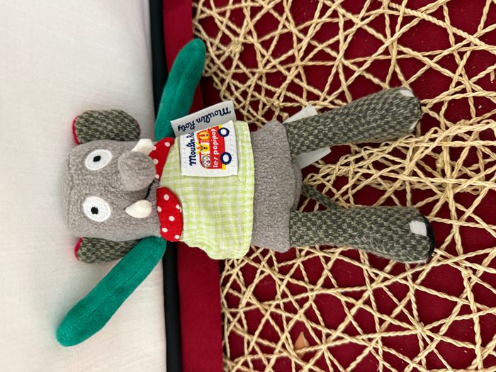 Peluche éléphant Moulin Roty collier à pois, bras verts