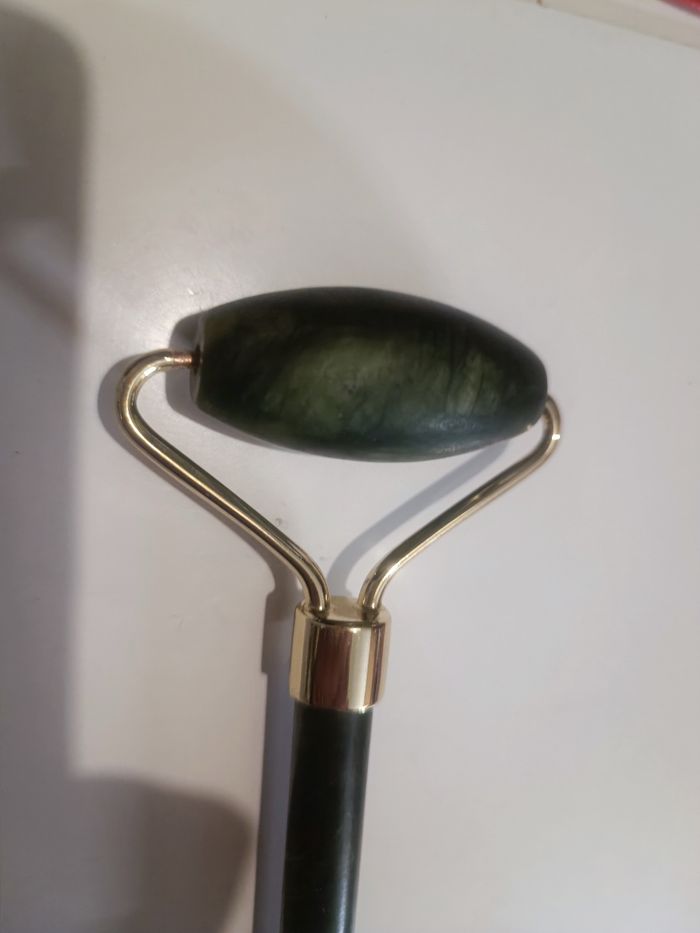 Rouleau de massage pour le visage en jade - photo numéro 2