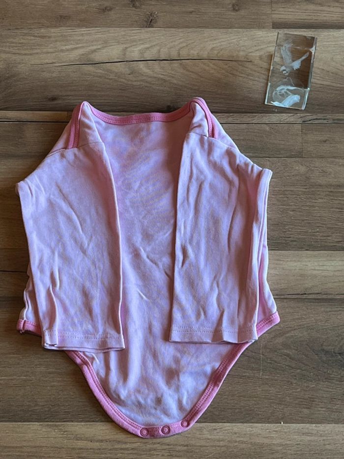 e vend un body fille 98cm a 104 cm un peu petit je trouve très bon - photo numéro 3