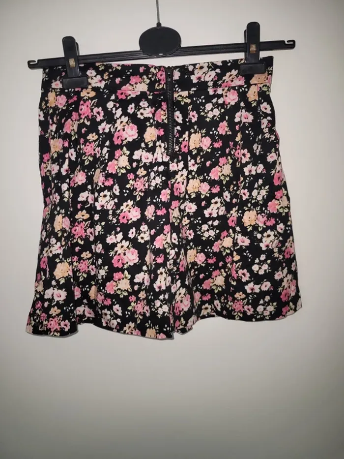 Jupe noir fleurie rose - photo numéro 3