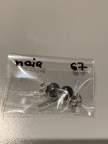 Boucles d’oreilles Adopt’ n•67 Perles boules noir Structures tiges + fermoirs argentés  Bijoux