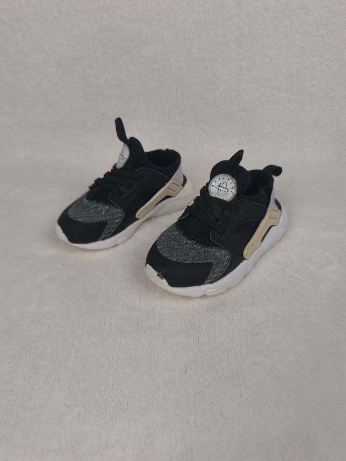 Baskets Nike Huarache Garçon pointure 25 - photo numéro 2