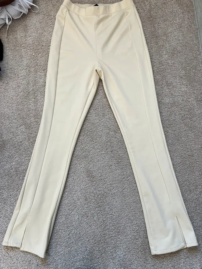 Pantalon beige a fente sur les cotés