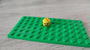 Figurine tête masculine sourcils noirs froncés pièce détachée Lego #C06