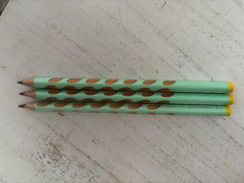 3 crayons à papier easygraph gaucher