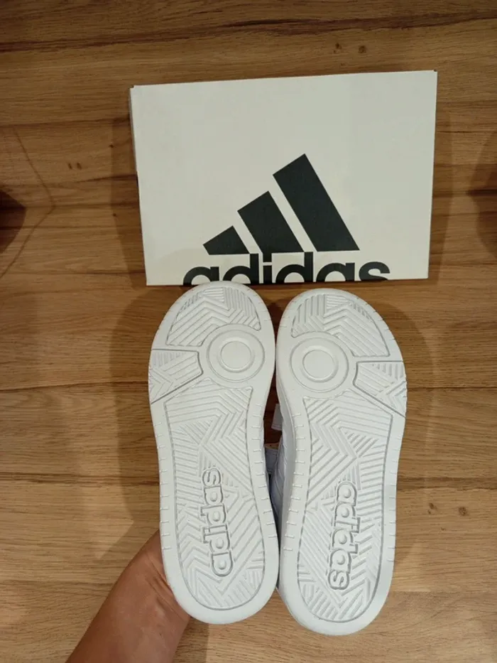 Baskets mixtes blanches à scratchs Adidas pointure 34 neuves dans leur boîte d'origine 🏷 - photo numéro 3