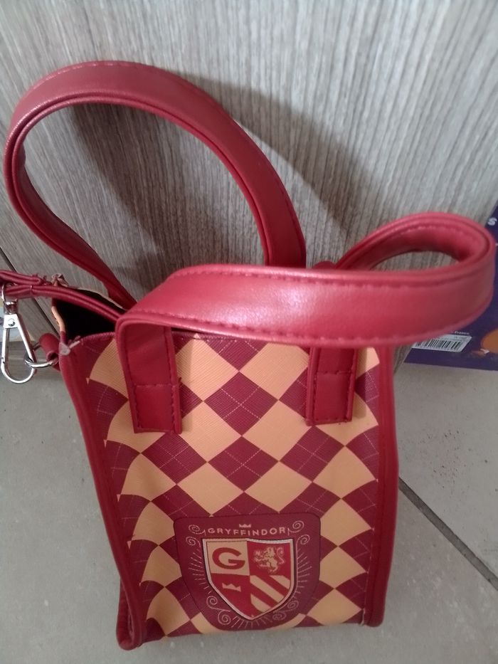 Sac Harry Potter Gryffondor à bandoulière rouge et jaune - recto bug bunny et Daffy Duck - photo numéro 3