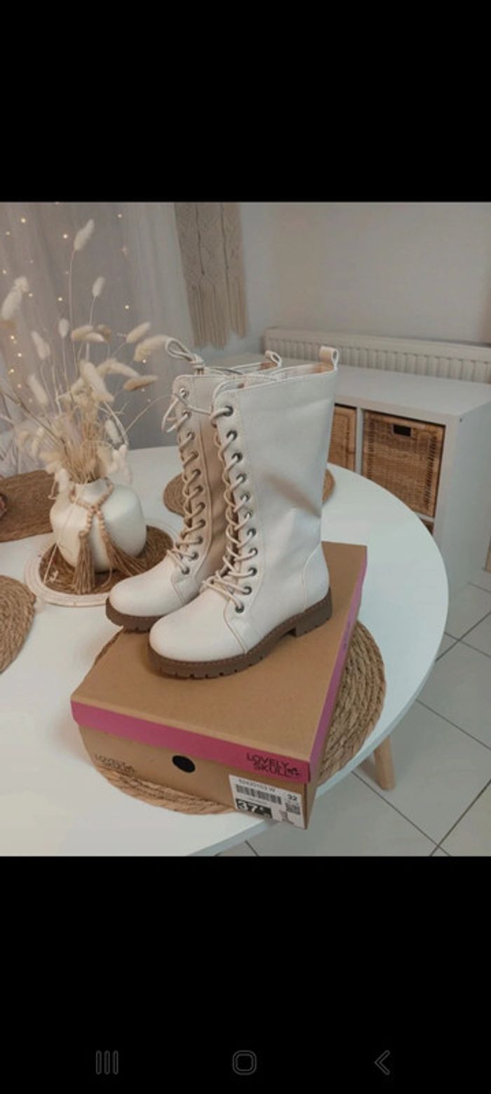 Jolie paire de bottes avec zip beige pointure 32 neuves avec étiquettes 🏷