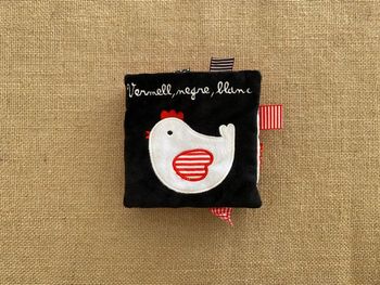 Livre en tissu Rouge, noir, blanc Espagnol Combel Editorial