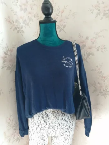 Pull fin bleu marine avec noeud en bas et broderie avion et message / gémo / (L)