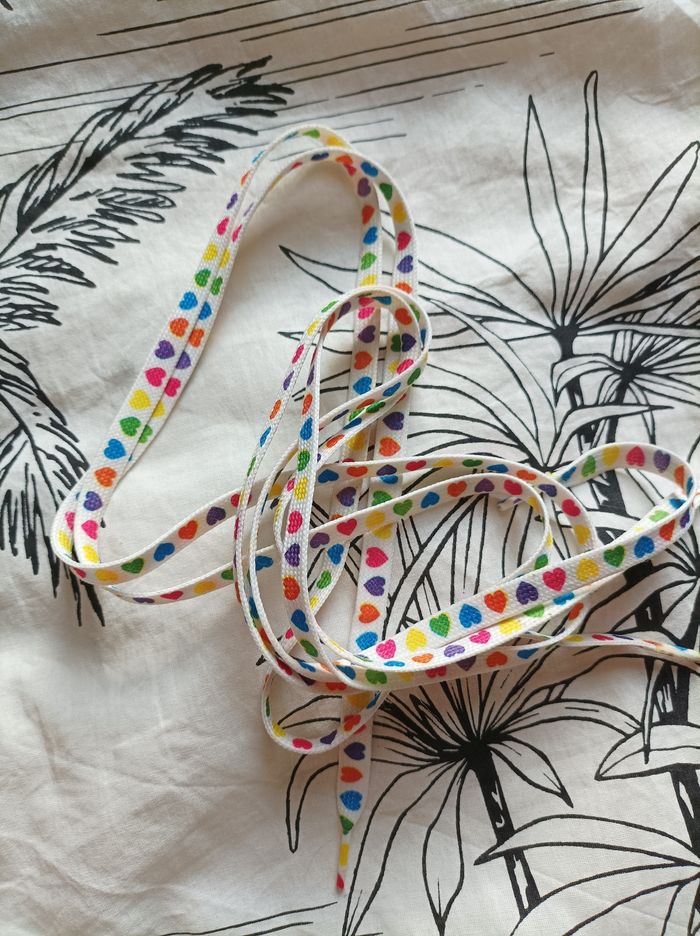 Jolie paire de lacets coeurs multicolores neuve - photo numéro 3