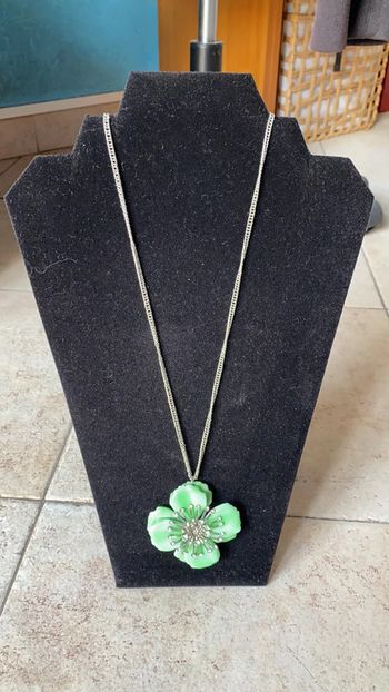 Collier fantaisie nénuphar avec chaîne argentée
