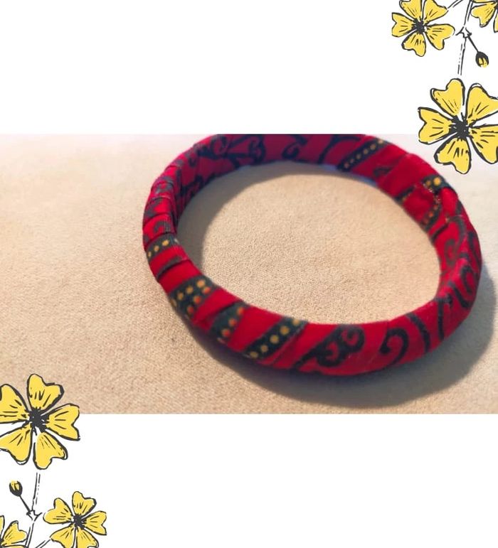Bracelet jonc rigide en bois recouvert de tissu rouge imprimé - Style ethnique bohème vintage