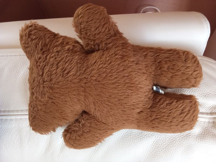 Doudou ours marron  de la marque Ajena  l'étiquette  cousue est  présente langue rouge  nez noir dur pas lisse yeux durs  en plastique d'occasion  encore joli  taille  28 cm  +/- - photo numéro 3