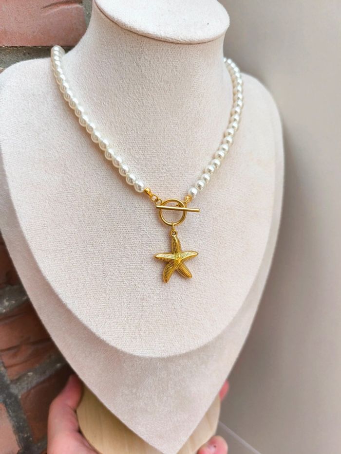 Collier en perles blanches et étoile de mer dorée - photo numéro 2