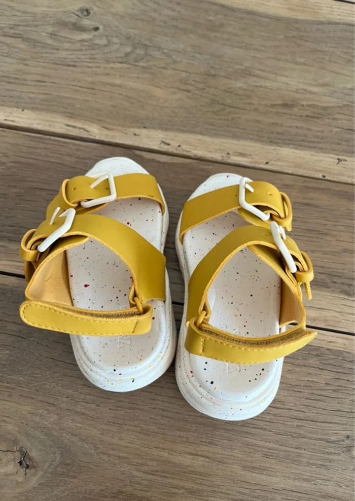 Sandales jaunes et blanches Zara - photo numéro 3