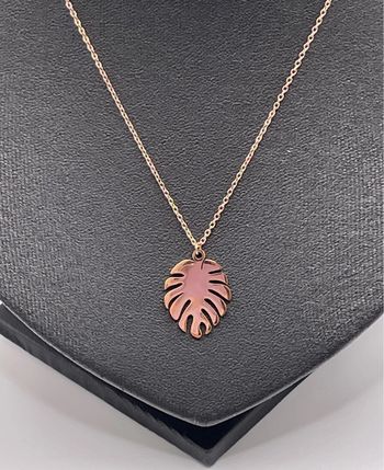 Collier avec un pendentif en forme de feuille rose gold en acier inoxydable et hypoallergénique