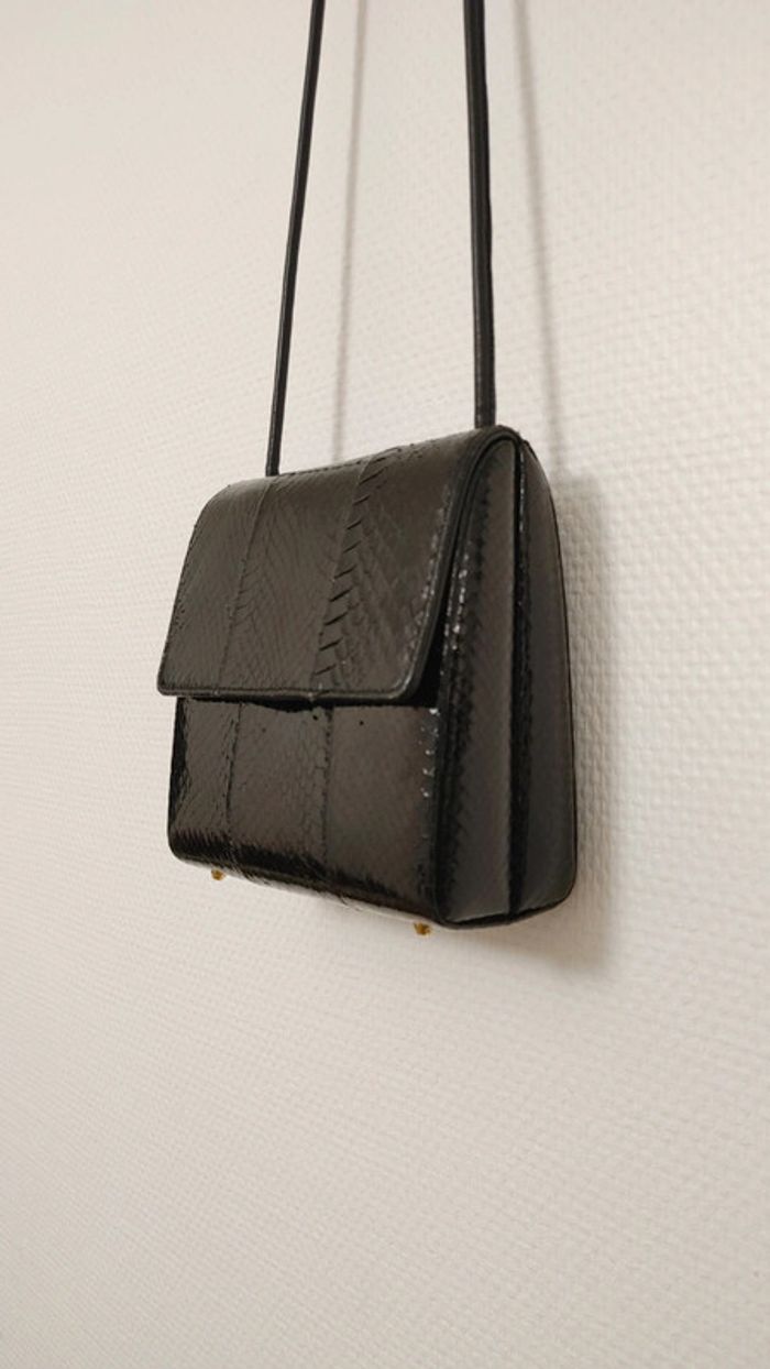 Magnifique sac vintage en cuir exotique noir longue bandoulière