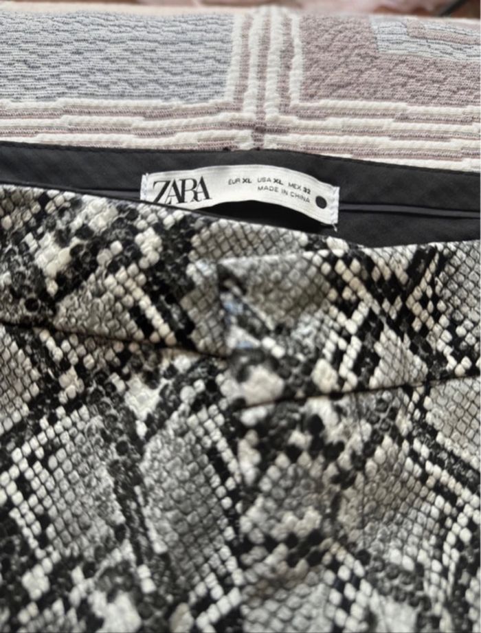 Pantalon en cuir à motifs - photo numéro 2