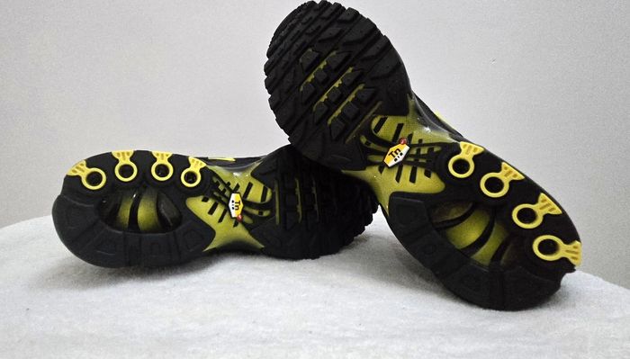 Nike Air Max Plus Tn , dans un coloris dégradé noir → gris/bleu avec swoosh jaune.T 40 et 41 - photo numéro 8