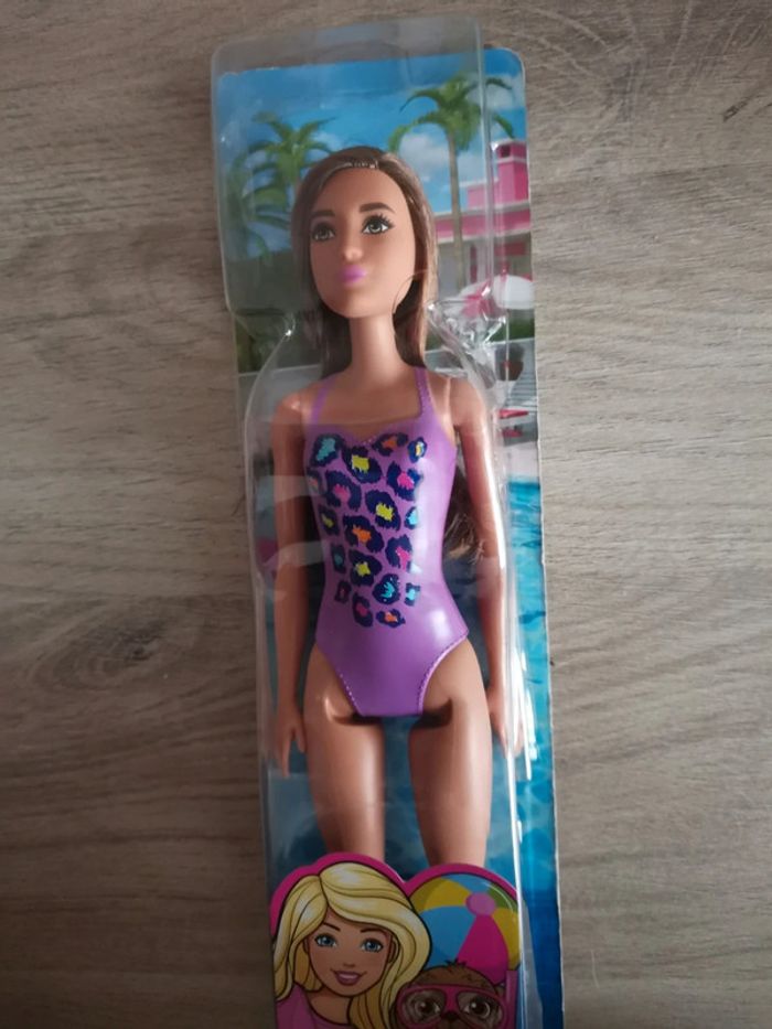 Barbie neuve à la plage en maillot de bain - photo numéro 2