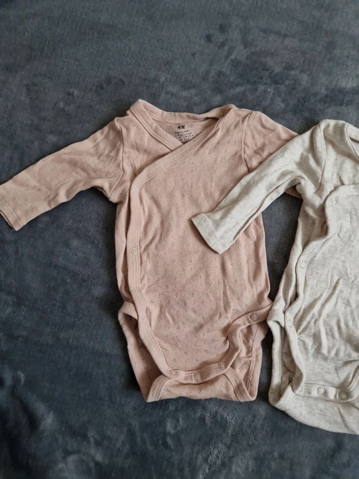 Lot 4 bodies 1-2mois 56cm très bon état H&M - photo numéro 3