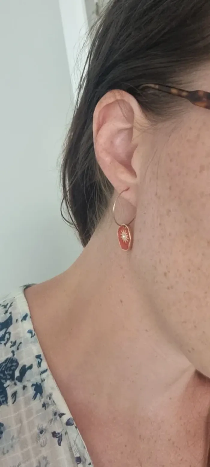 Boucles d'oreilles créoles acier inoxydable soleil rouge neuve - photo numéro 2