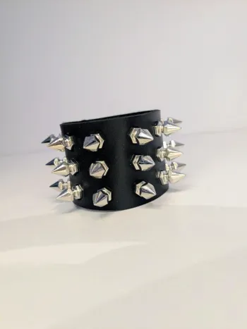 Bracelet gothique à pointes – L’accessoire qui impose le respect