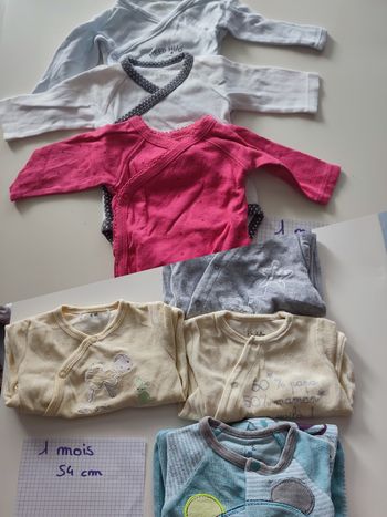Lot pyjamas et bodies 1 mois