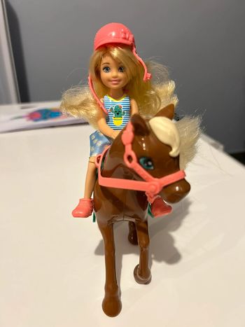 Chelsea et son poney, mini-poupée articulé blonde