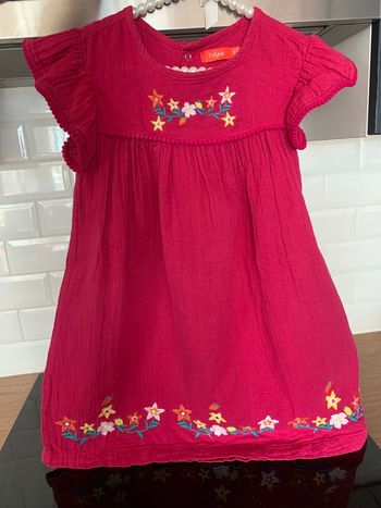 Robe fushia 6 ans en mousseline.