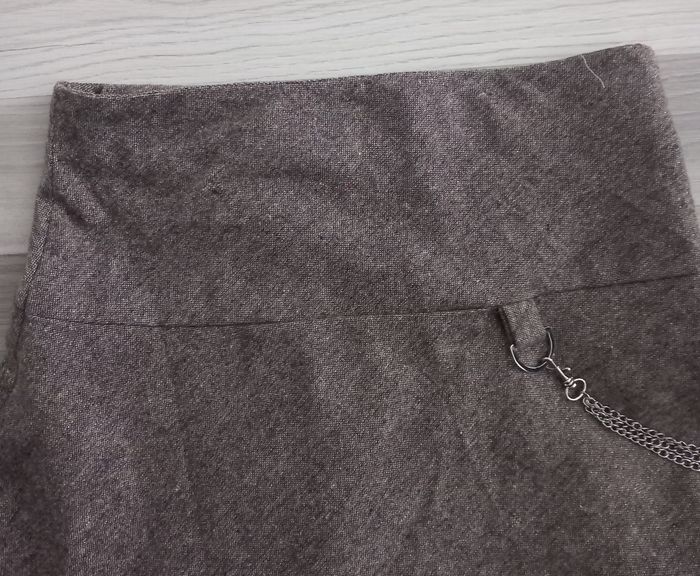 Jupe longueur au genoux grise avec chaine taille 38 - photo numéro 2